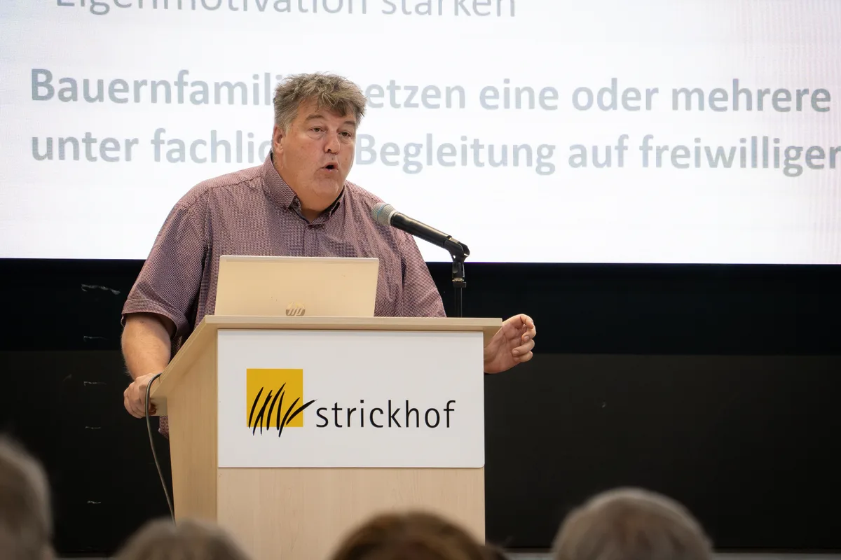 Man sieht Ferdi Hodel am Rednerpult.